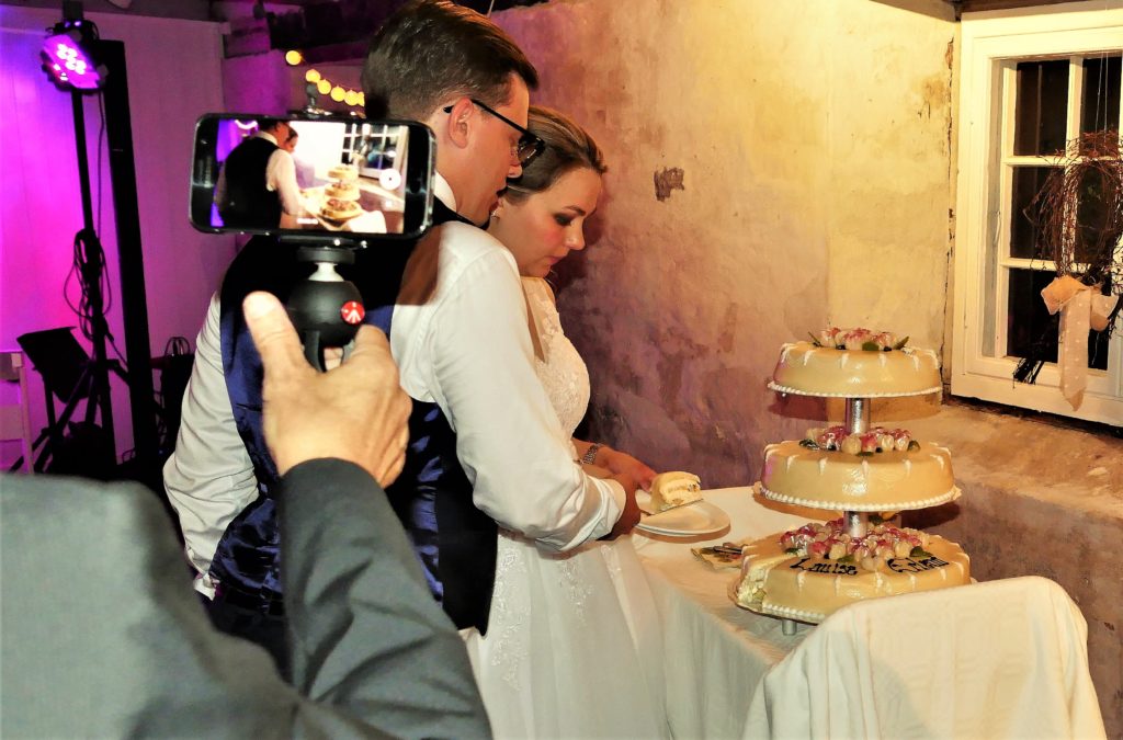 The wedding cake and the happy couple is a nice way to end this little glimpse into the heart of happiness