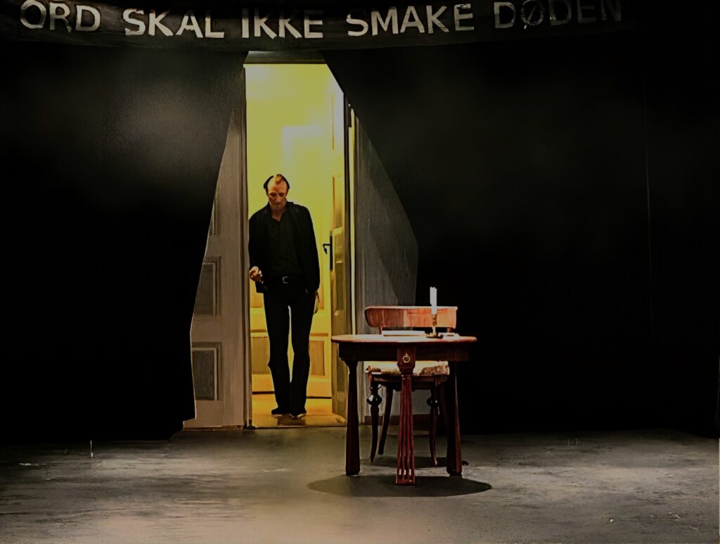 Lars Øyno entering the stage for the performance Revolutionary Messages
