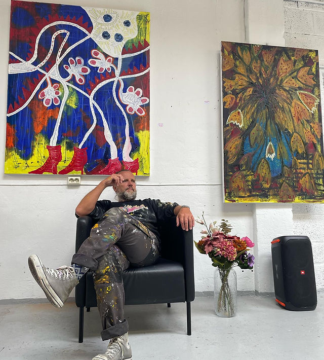Thomas Bakkerud in front of two of his paintings © courtesy of Thomas Bakkerud