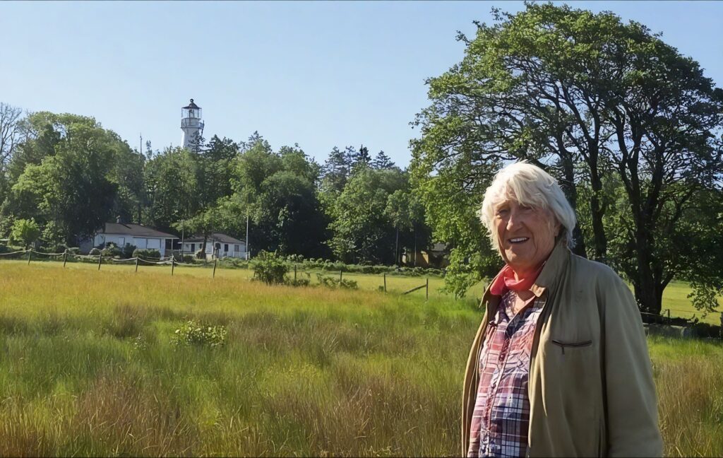 Eyolf Soot with the lighthouse in the background © Eldar Einarson