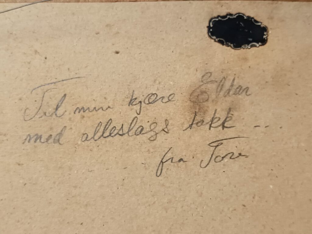 ...med påskrift.