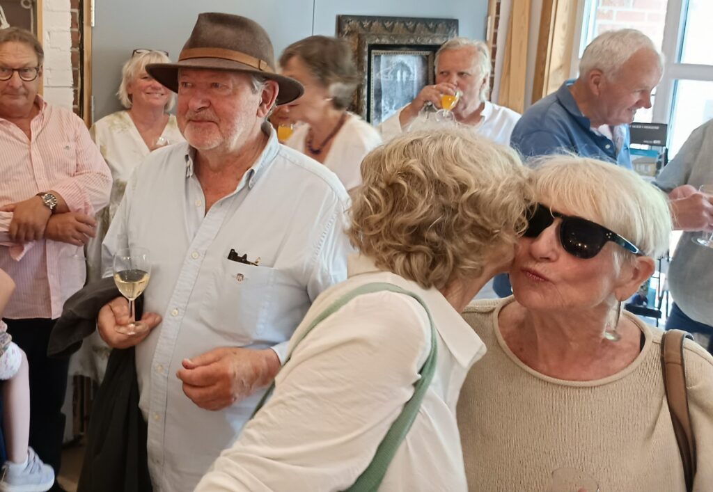 Thorvald under åpningen av utstillingen på Berg Museum. I forgrunnen hans søster, Sissel.