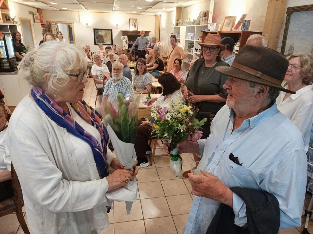 Thorvald mottar blomster fra malerkollega Christina Soot Kløvig